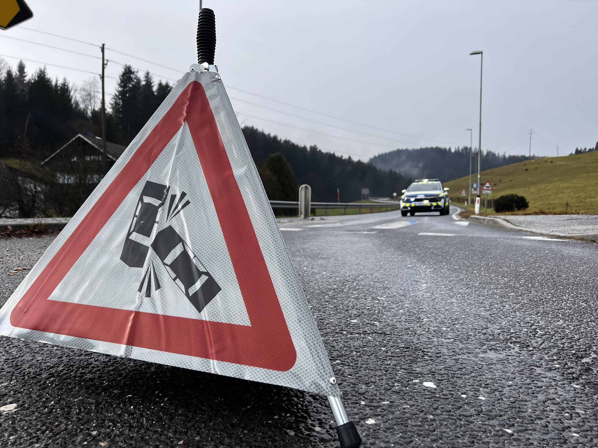 V prometnih nesrečah v Ravnah in Rečici ob Paki sta se huje poškodovala motorista