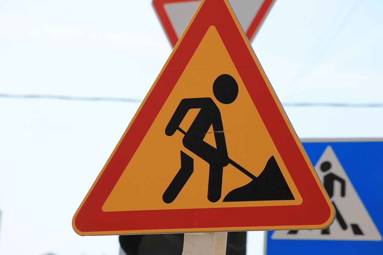 road-sign-4474011_1280